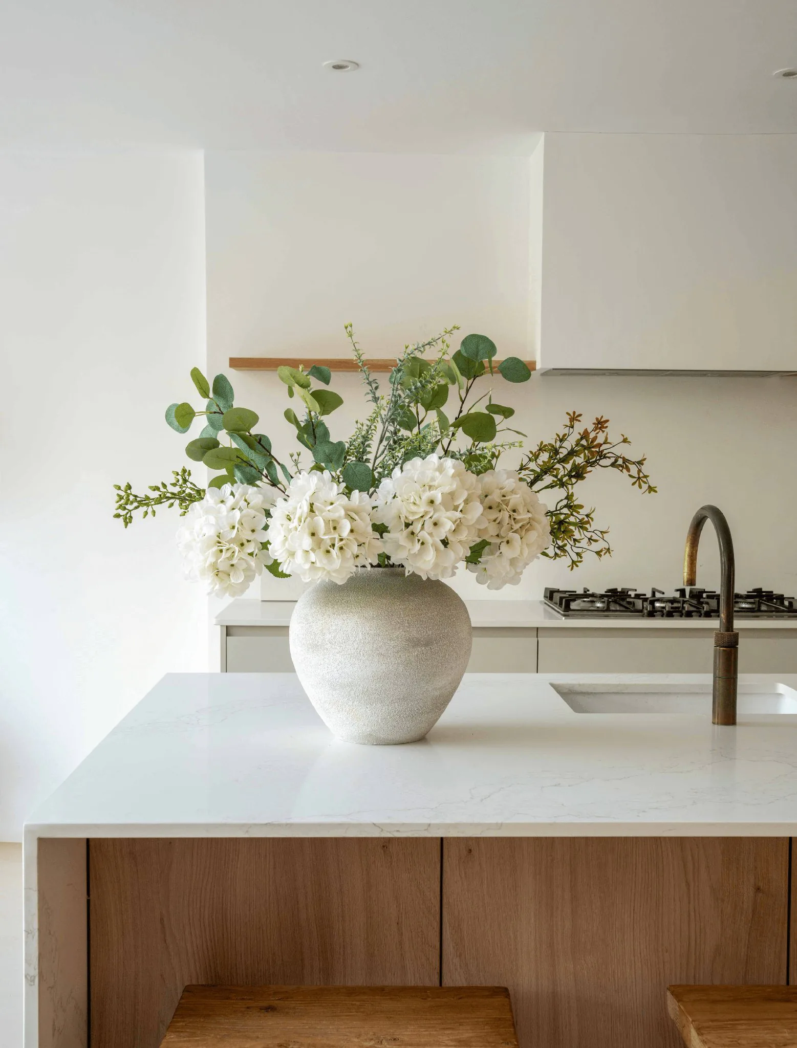 Lifelike Eucalyptus & White Hydrangea Faux Flower Arrangement, 28 Inch Silk Floral Centerpiece for Dining Table, Farmhouse Decor, No Watering Needed