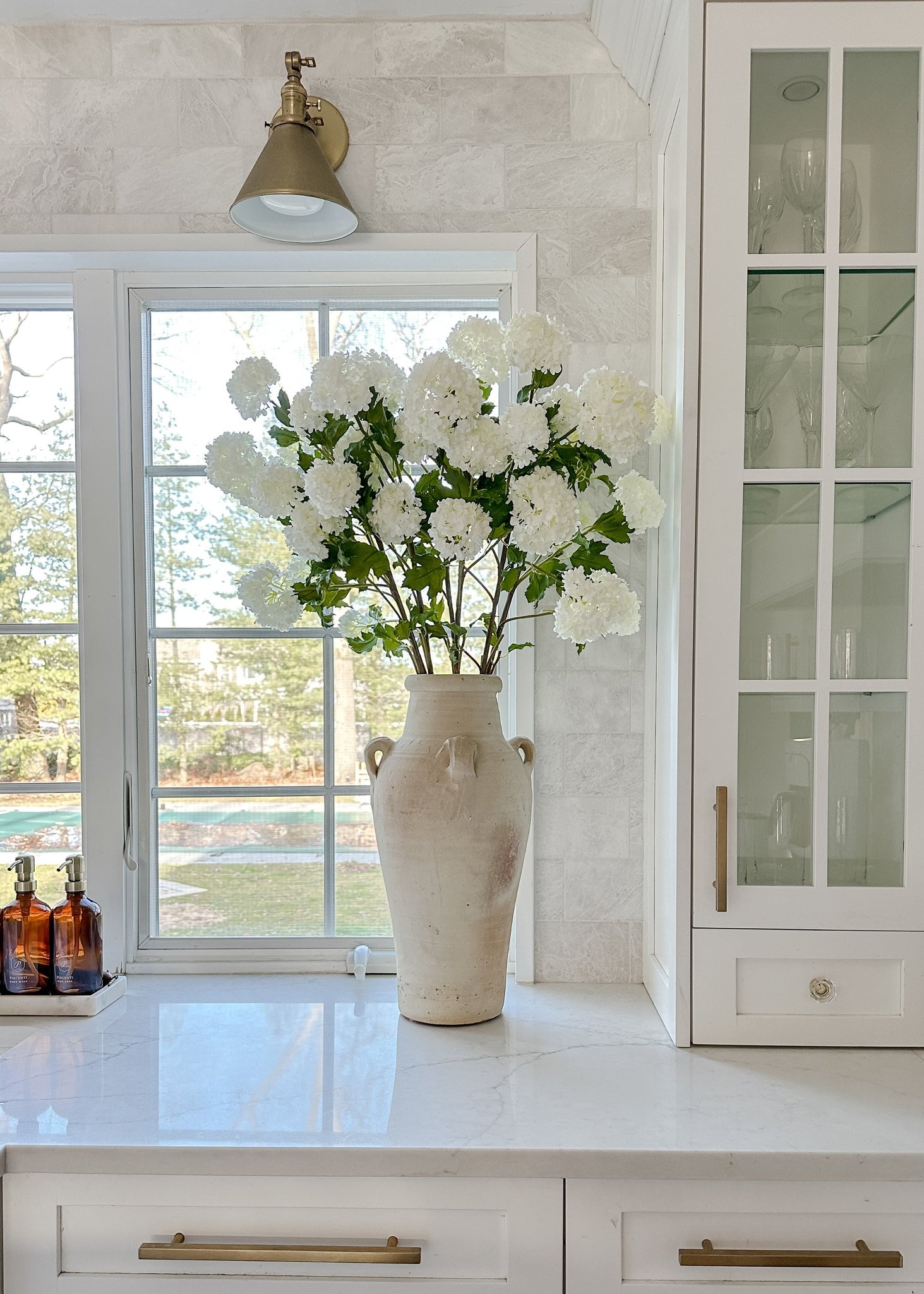 Lifelike White Hydrangea Faux Flower Arrangement, 43.5 Inch Silk Floral Centerpiece for Living Room, Modern Farmhouse Decor, No Watering Needed with