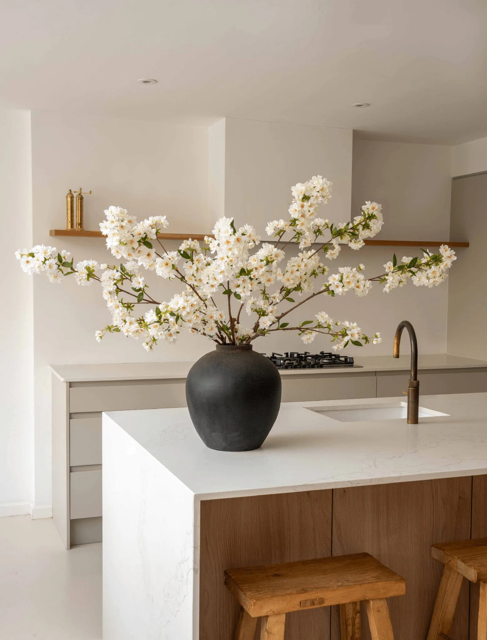 Lifelike White Japanese Cherry Blossom Faux Flower Arrangement, 6 Stems Artificial Flowers for Spring Decor, Elegant Home Accent, No Watering Needed